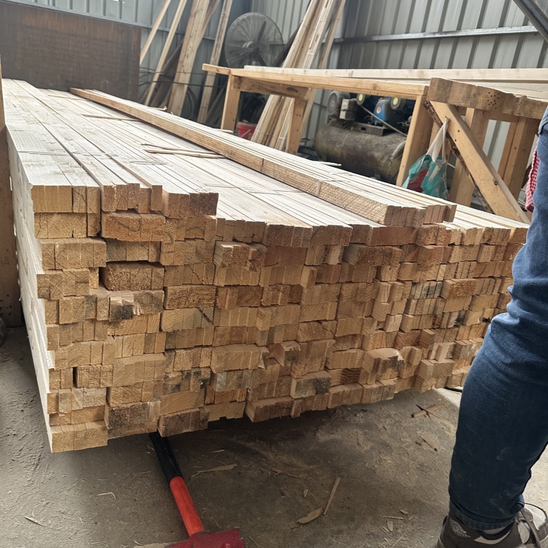 木方堆场局部与装车现场