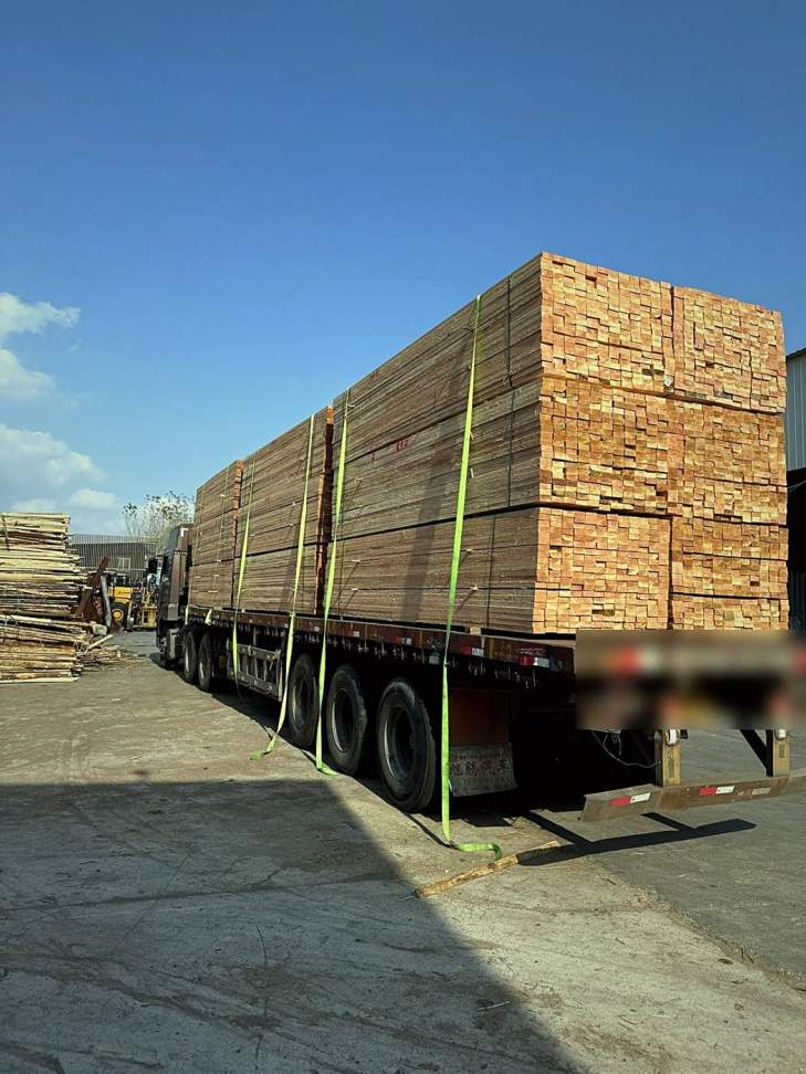 满载建筑木方的半挂车