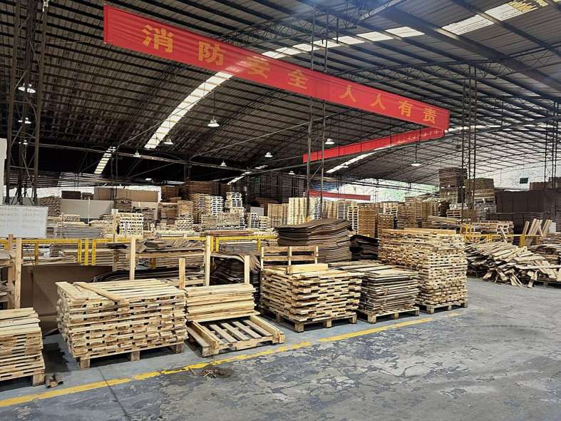 厂房内托盘与托盘料堆放